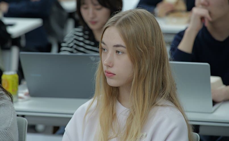 강의실에서 노트북으로 수업에 참여하는 태재대학교 학생